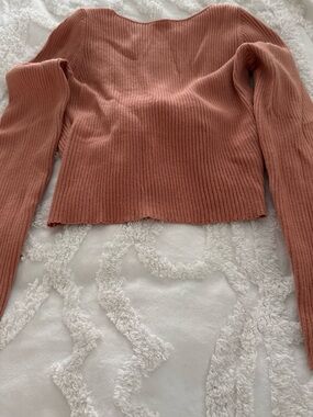 vestique Off-the-Shoulder Ribbed Sweater in Dusty Rose